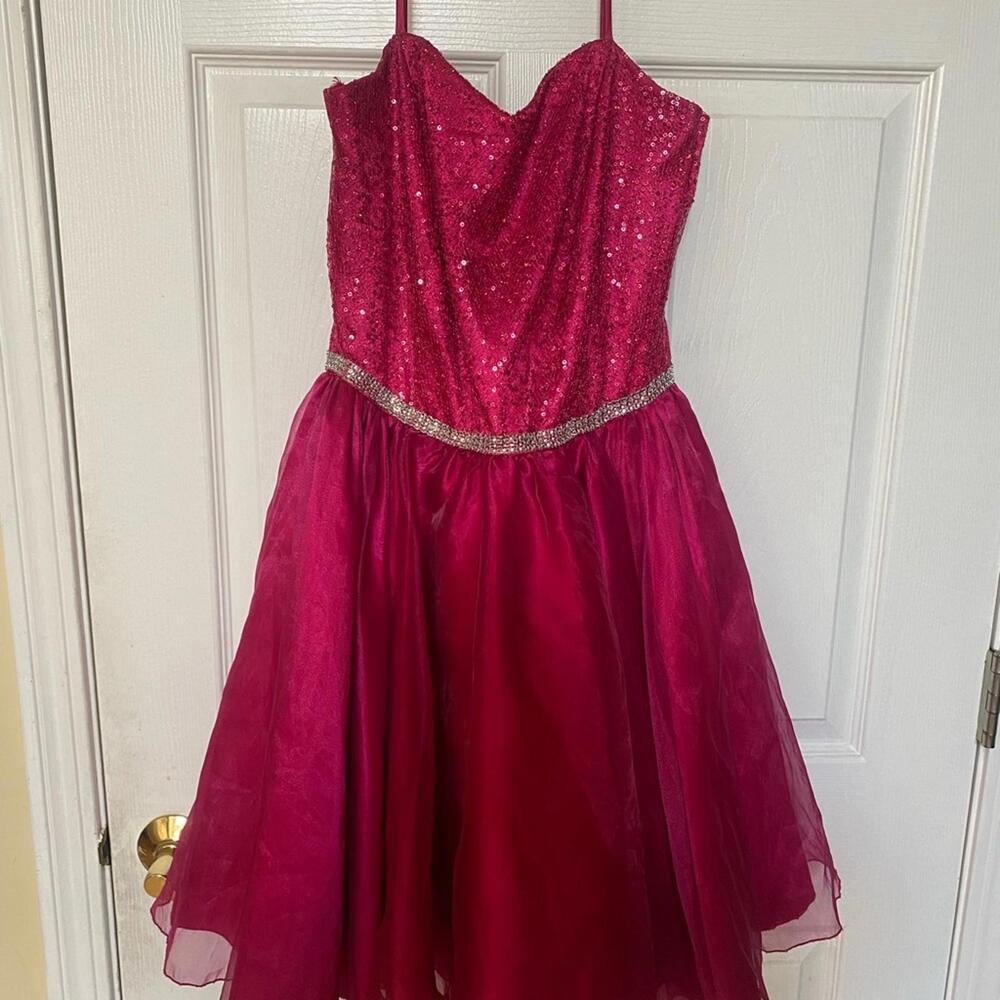 Elegant Pink Formal Dress with Shimmering Design